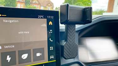 Dacia fleetwatch with YouClip phone mount